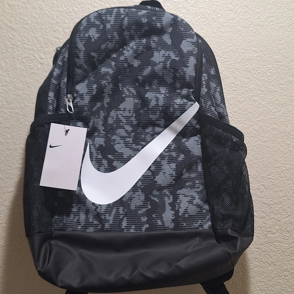 NWTNike Black and Gray Big Kids Backpack - Picture 4 of 8